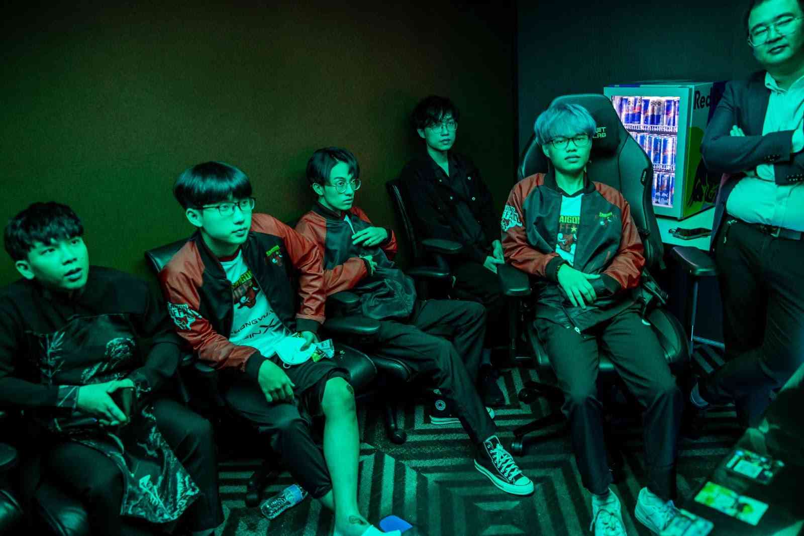 Nguyá»n 'Ren' VÄn Trá»ng sits with team mates backstage ahead of a competitive match