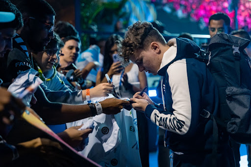 Mareks 'YEKINDAR' GaÄ¼inskis greeting fans at the IEM Rio Major 2022 | Image: Copyright ESL | [Adela Sznajder]