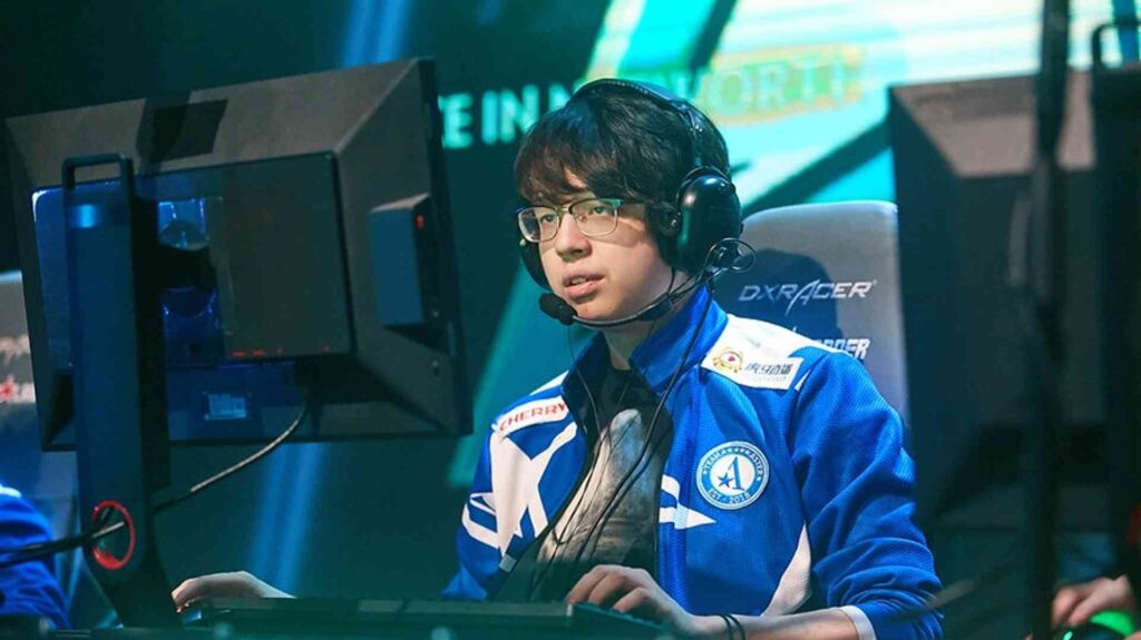 Vici signs Fade and b a b