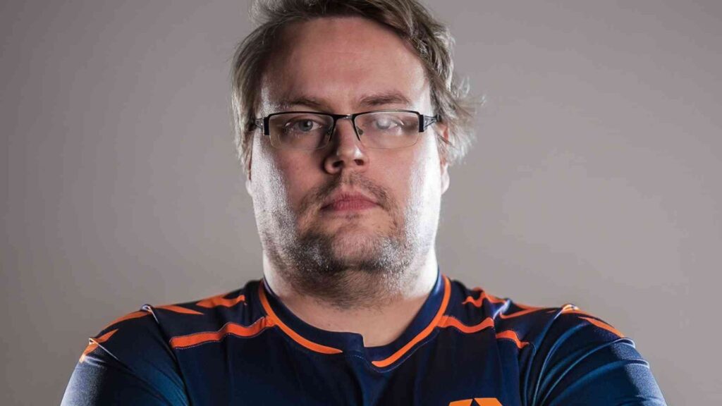 Polly to leave Apeks