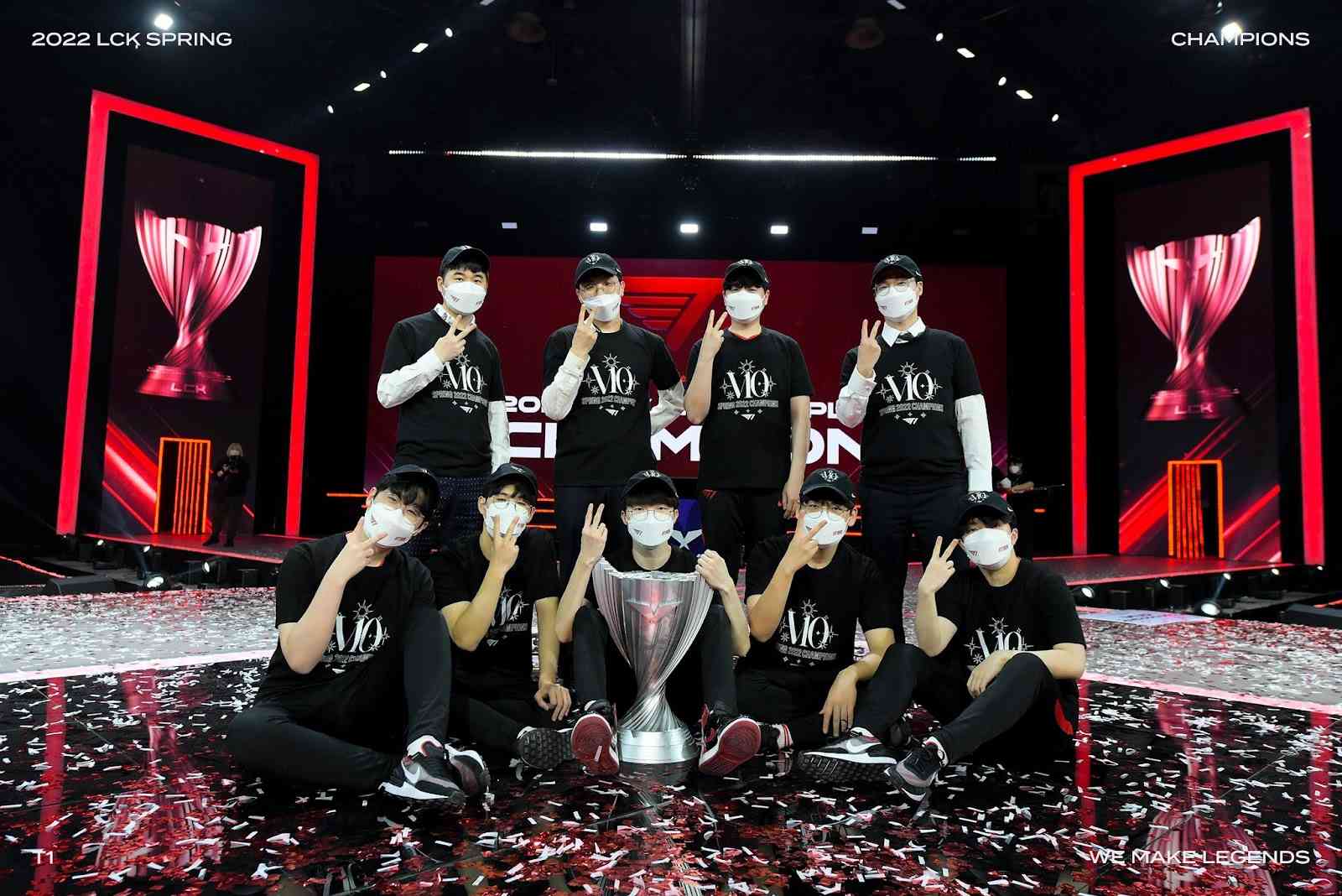 T1's team picture following their 10th LCK title win. | Image via LCK on Twitter