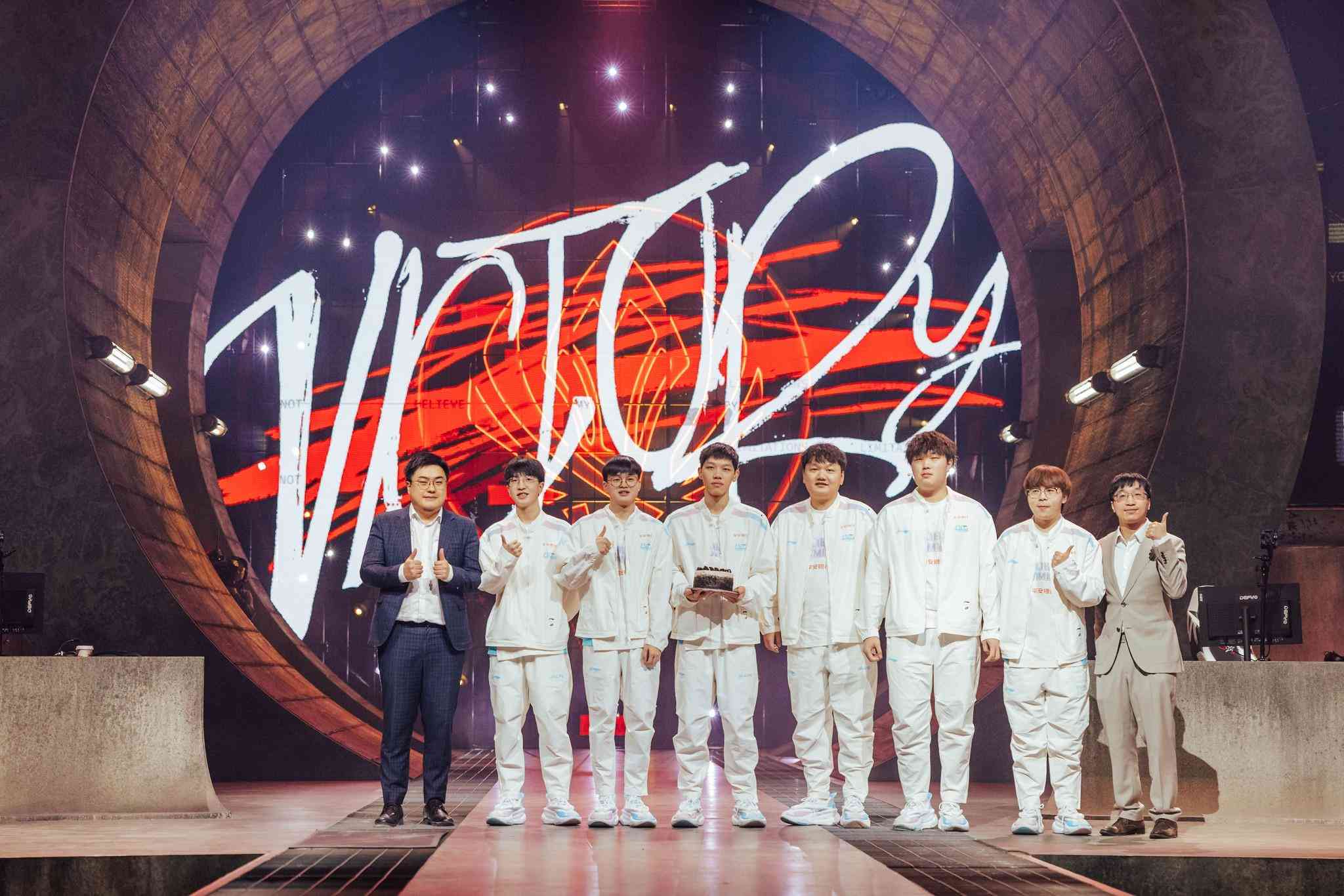 BLG poses for a photo celebrating their win over C9 and Luo 'ON' Wen-Jun's birthday in MSI 2023 (Image Credits: Colin Young-Wolff/Riot Games)