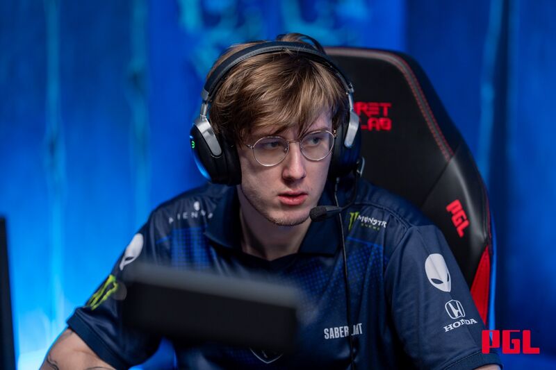 Saberliight a Dota 2 player looking to his left