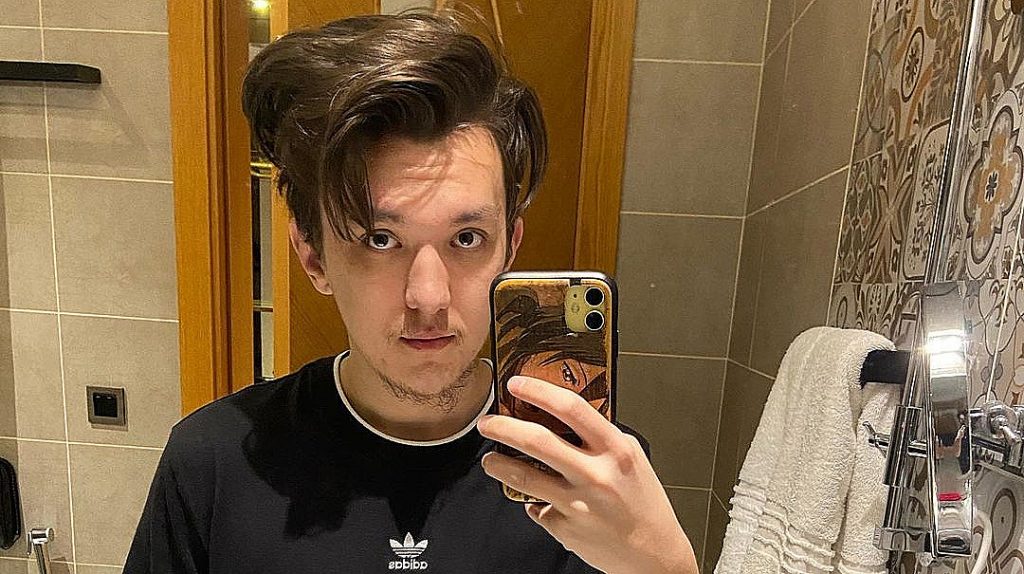 TA from Nigma Galaxy taking a selfie