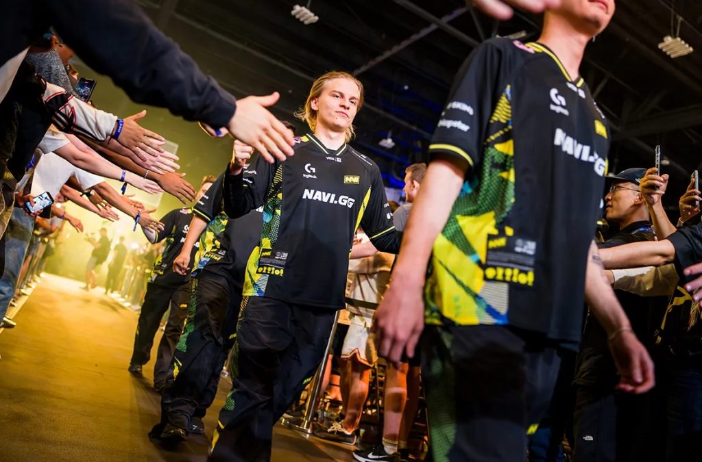 Na'Vi Players Walking and greeting fans