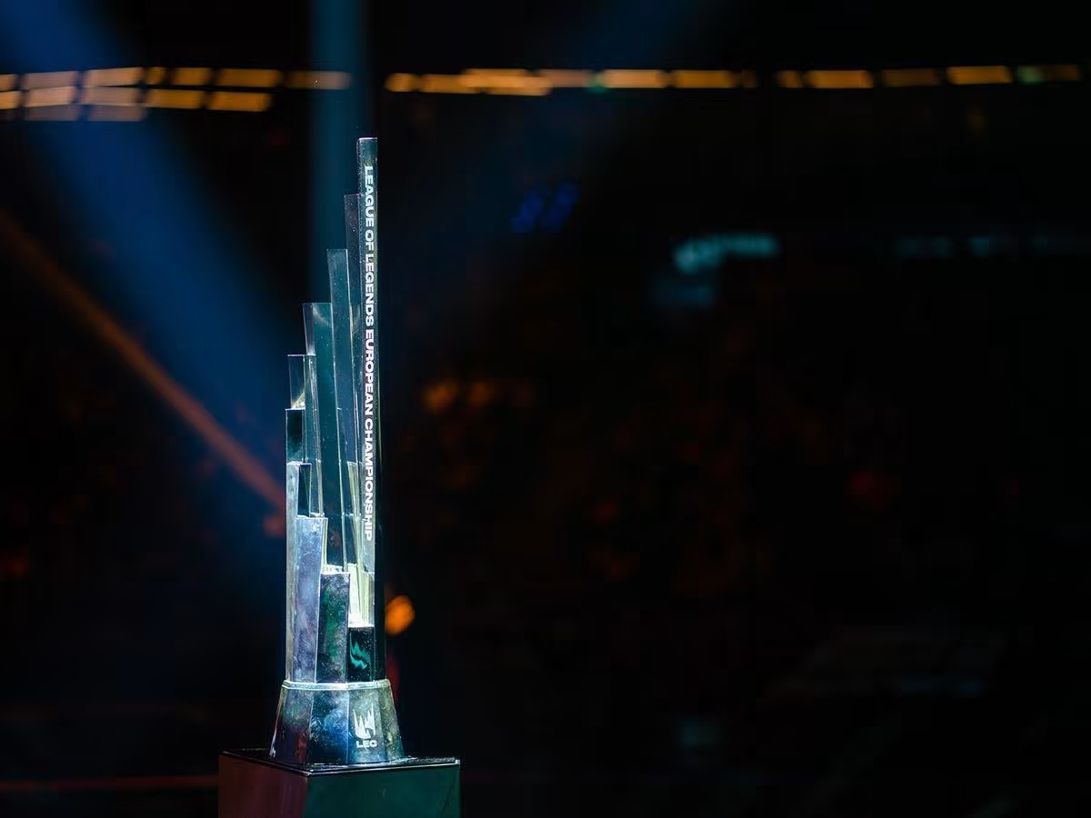 The meter-tall multi-metal trophy of the LEC. | Image via Riot Games Â©