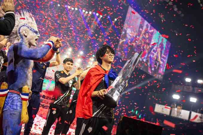 Hans Sama, the first French LEC champion since Paul âsOAZâ Boyer (2018), lifting the trophy on home soil