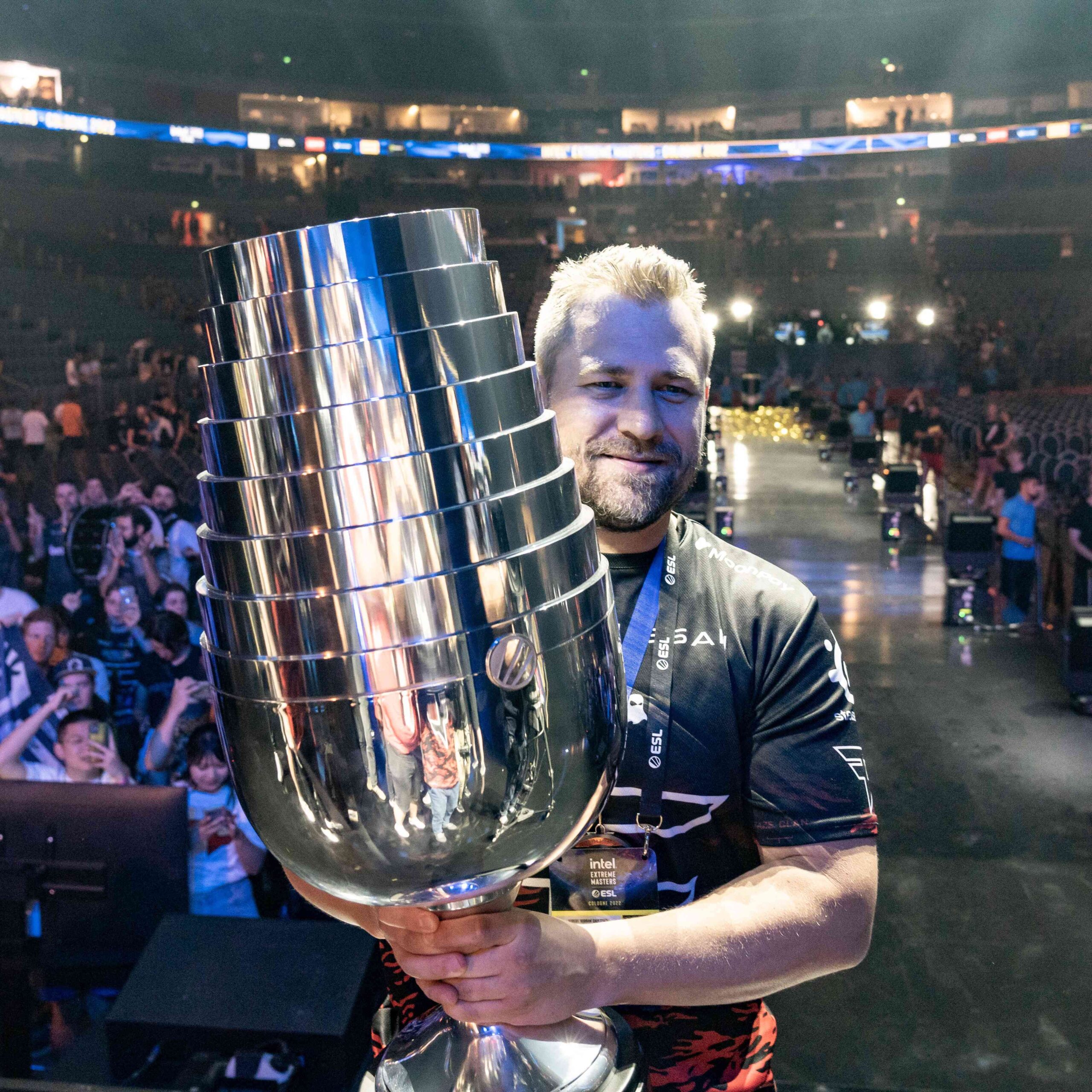 RobbaN holding the IEM Cologne 2022 trophy