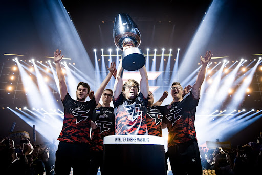 Russel âTwistzzâ Van Dulken lifting the IEM Cologne 2022 trophy for FaZe | Image: Copyright ESL | [Helena Kristiansson]