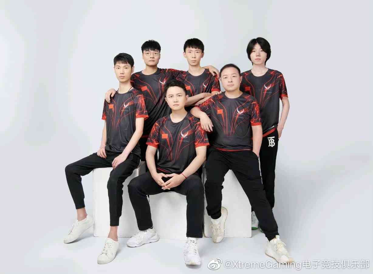 The roster for Xtreme Gaming pose together for a photo in their team jerseys