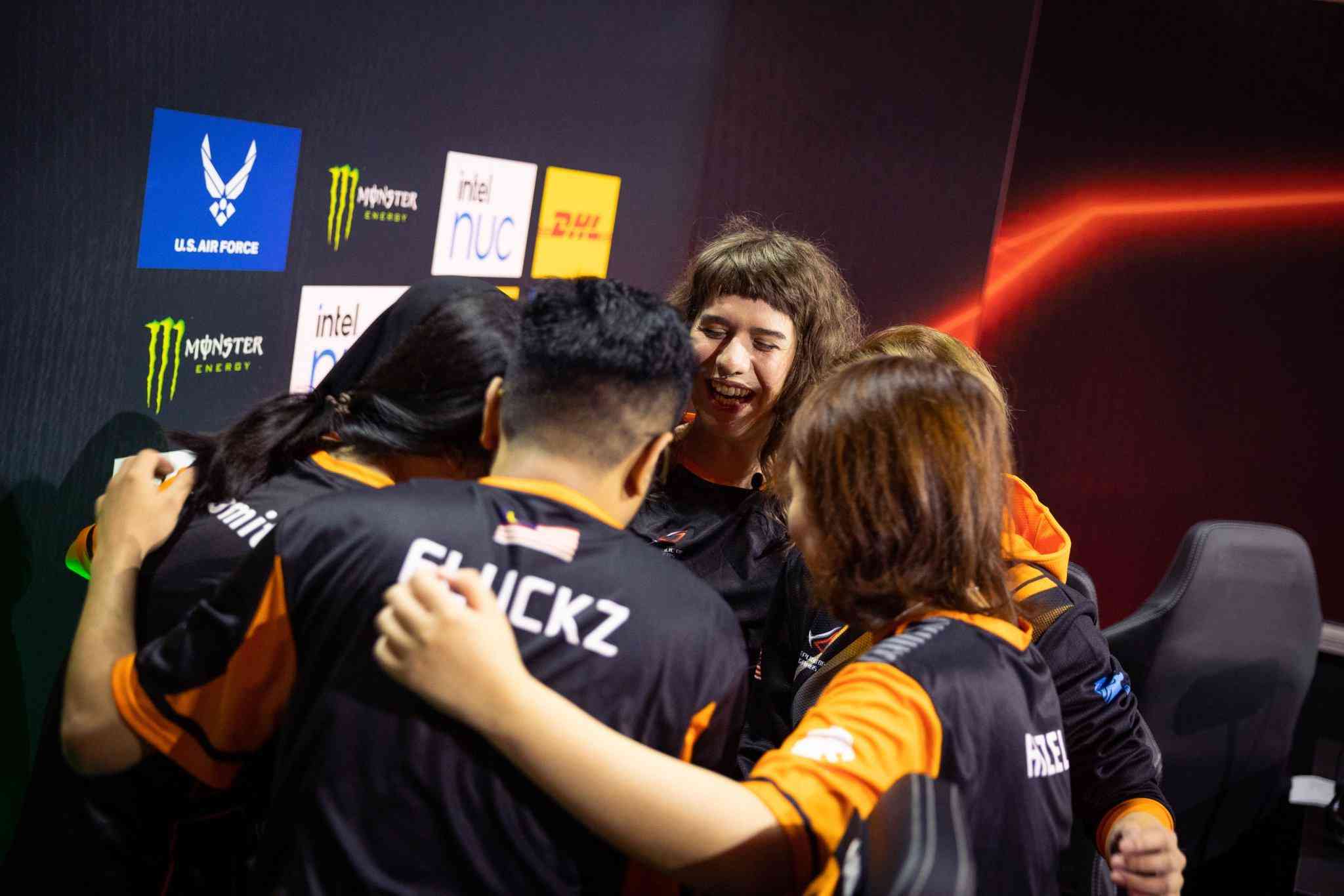 HSG huddles together before competing in the ESL Impact Season 3 Finals (Image Credits: Adela Sznajder/ESL)