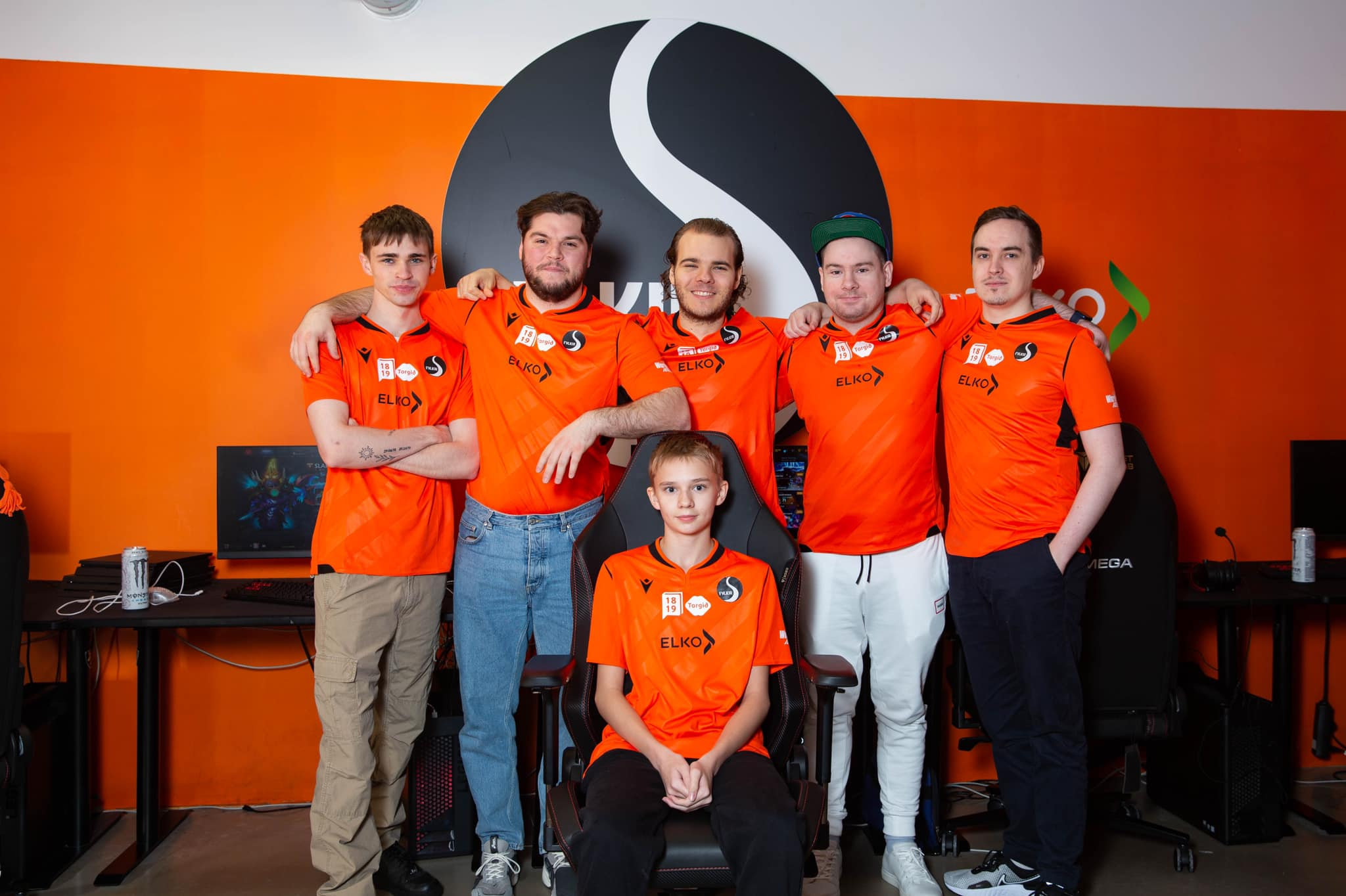 Fylkir Esportsâ Dota 2 team  (Left to right: Consequence, Mojsla, AlÂ­vÃ¶ruÂ­keyrsla, adaNte, Trummy; Center: Ic3Fog) (Credit: Rakel GuÃ°mundsdÃ³ttir)