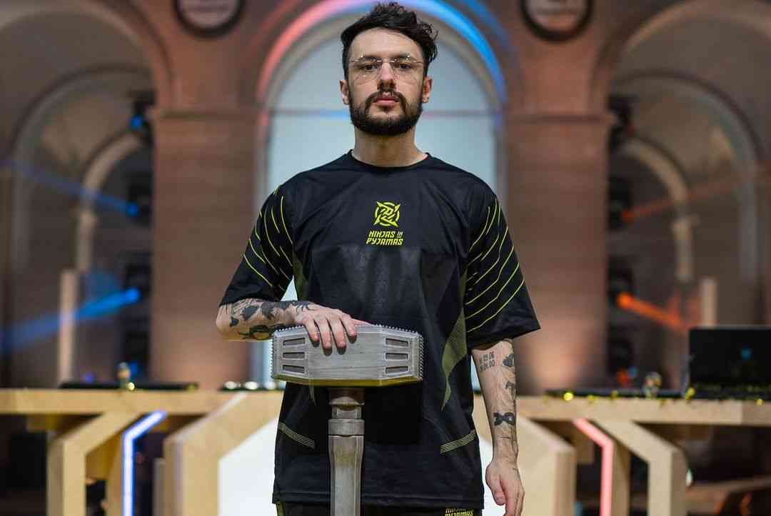 Julio with the Six Invitational trophy in 2021