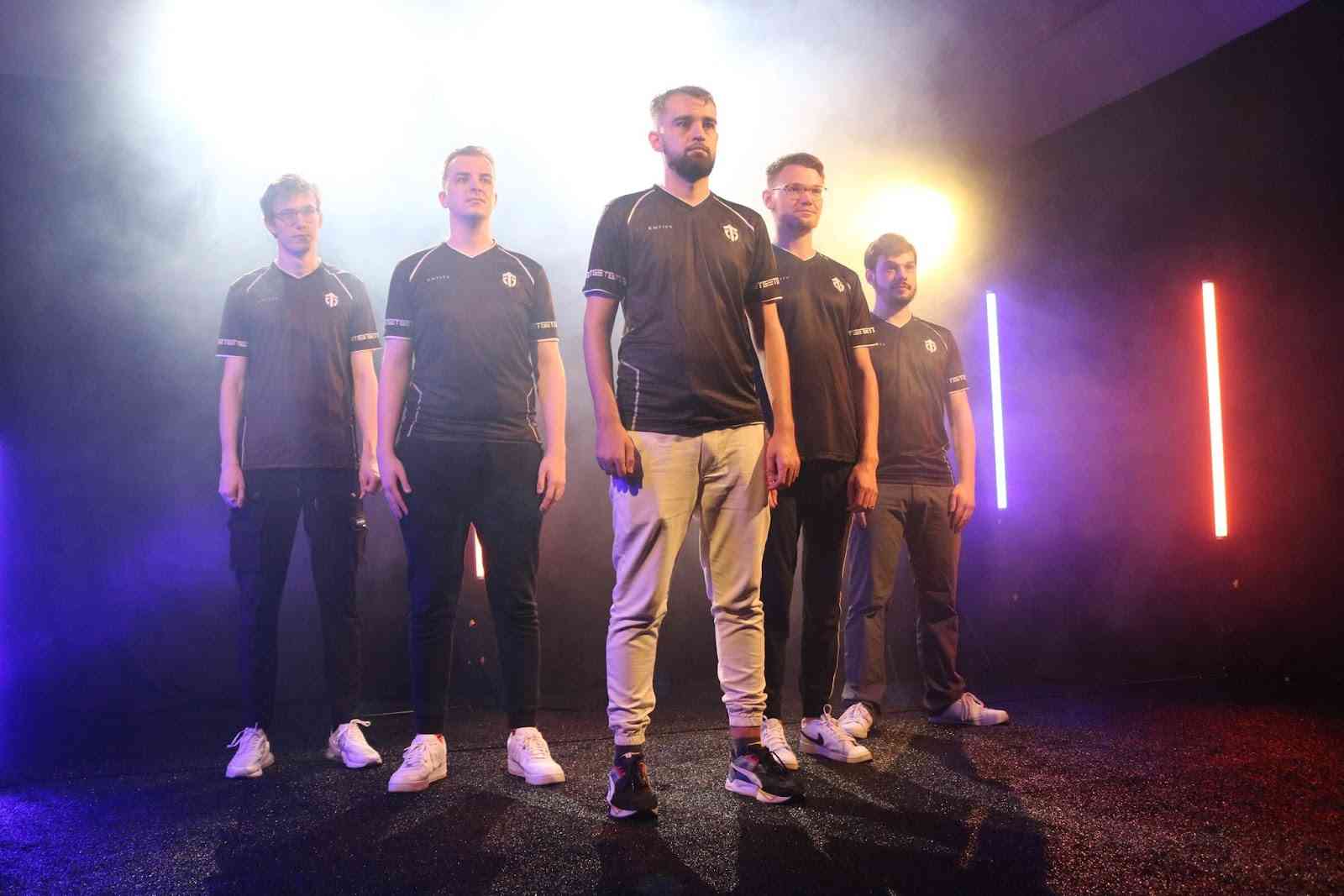 The roster for Entity stand on stage together at the PGL Arlington Major 2022