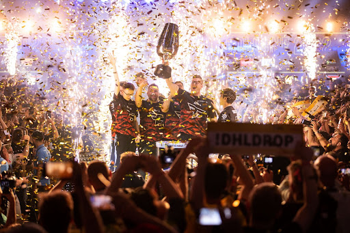 FaZe lifting the IEM Cologne 2022 trophy | Image: Copyright ESL | [Adela Sznajder]