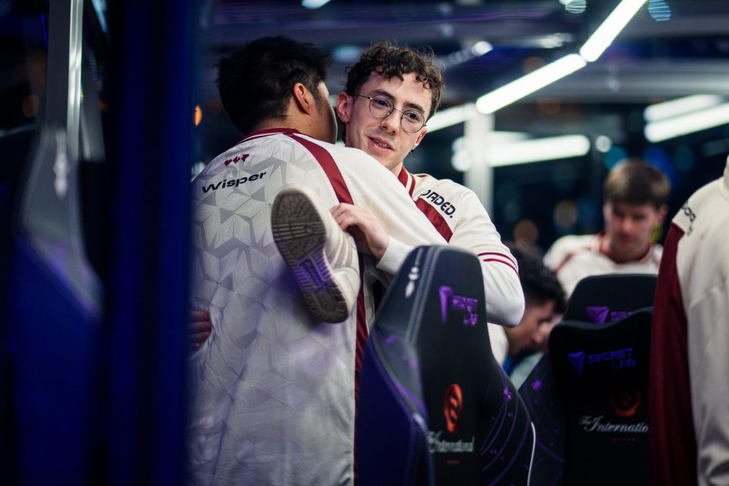 Wisper and 4nalog hugging on the stage