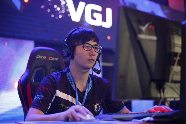 fy, a Dota 2 player playing the game