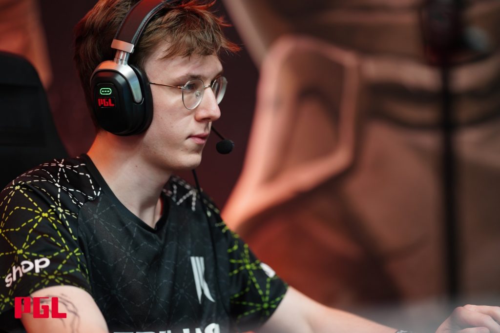 saberlight playing dota 2