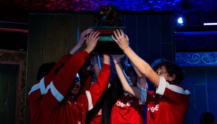 MOUZ Lifting the Trophy